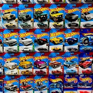 Hot Wheels 🛞 5 Car Mystery Box 📦!!! 2 Carded , 3 Loose !!!